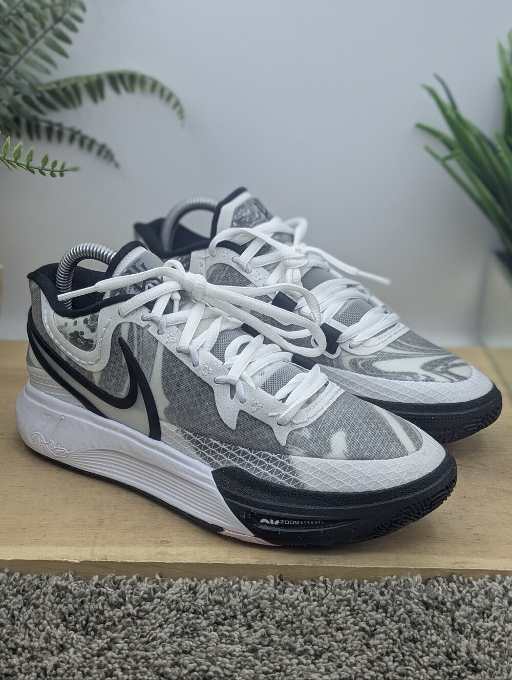 Nike Kyrie 8 White Black Mens/Youth Size 6 Sports Shoes Womens Size 7.5 Sneakers